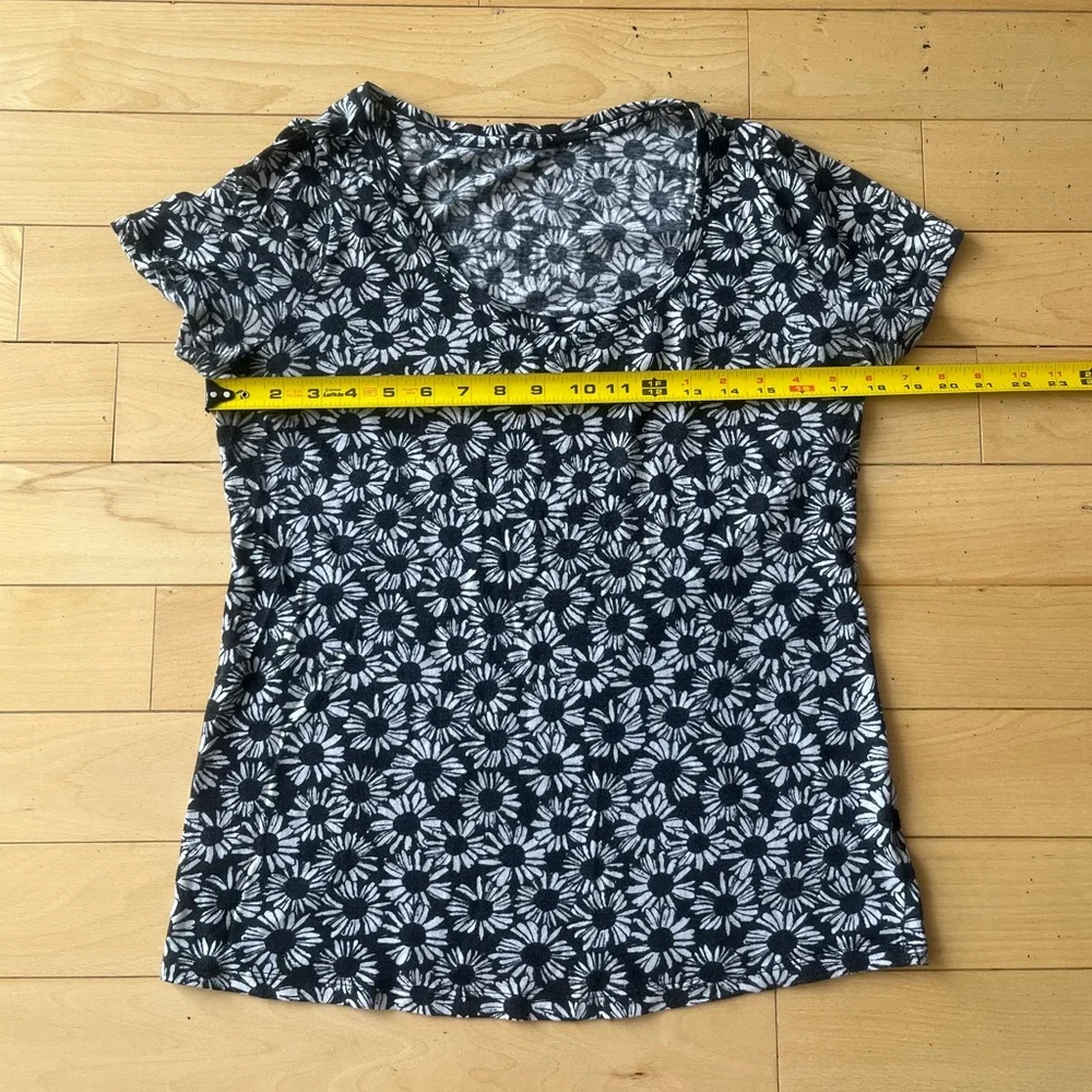 Urban Outfitters Black and White Floral Scoop Neck Shirt - Picture 4 of 5